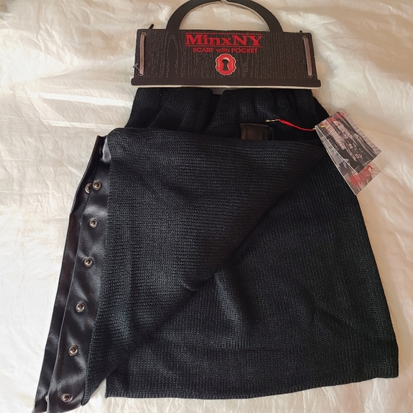 2 Brand new very cozy scarves. MinxNY - Picture 6 of 12